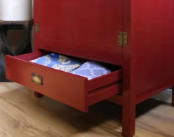 Asiatischer Wäscheschrank rot