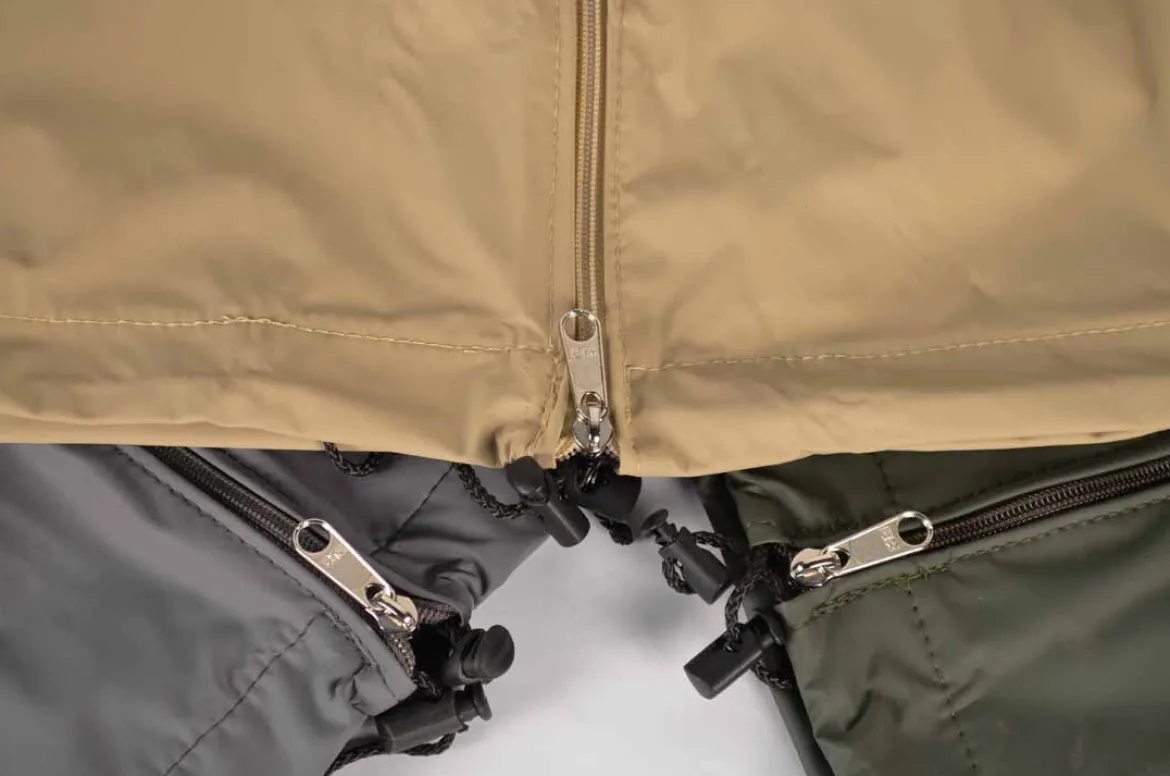 Schutzhaube für Teaktisch mit Ösen und Gummispannern